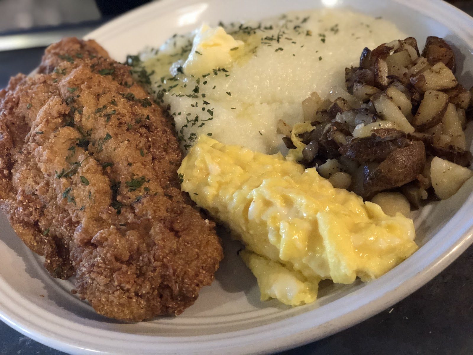 Plate with chicken, mac & cheese